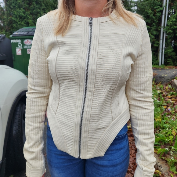 🔥HOST PICK💥BCBG MAXAZRIA vest for women - Picture 5 of 17